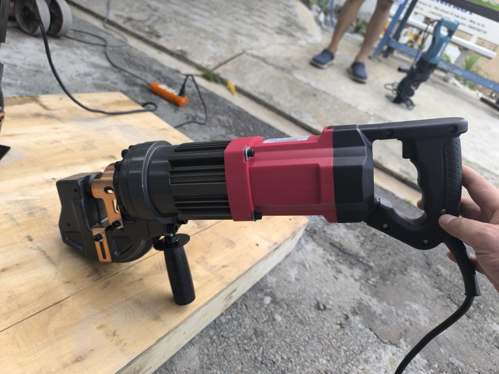 máy đột lỗ tôn dày 8mm
